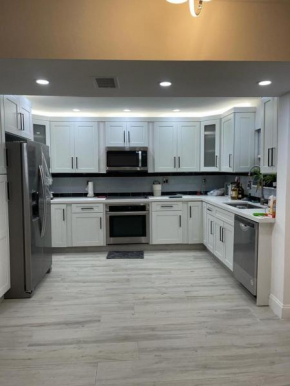 Charming 3-Bedroom Townhouse for Rent in Fountainbleau, Miami